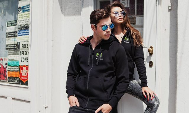 Deine MOVE!iT Jacke - Dein Style!
Bestell jetzt deine personalisierte Kapuzen-Sweat-Jacke der Tanzschule MOVE!iT in schwarz